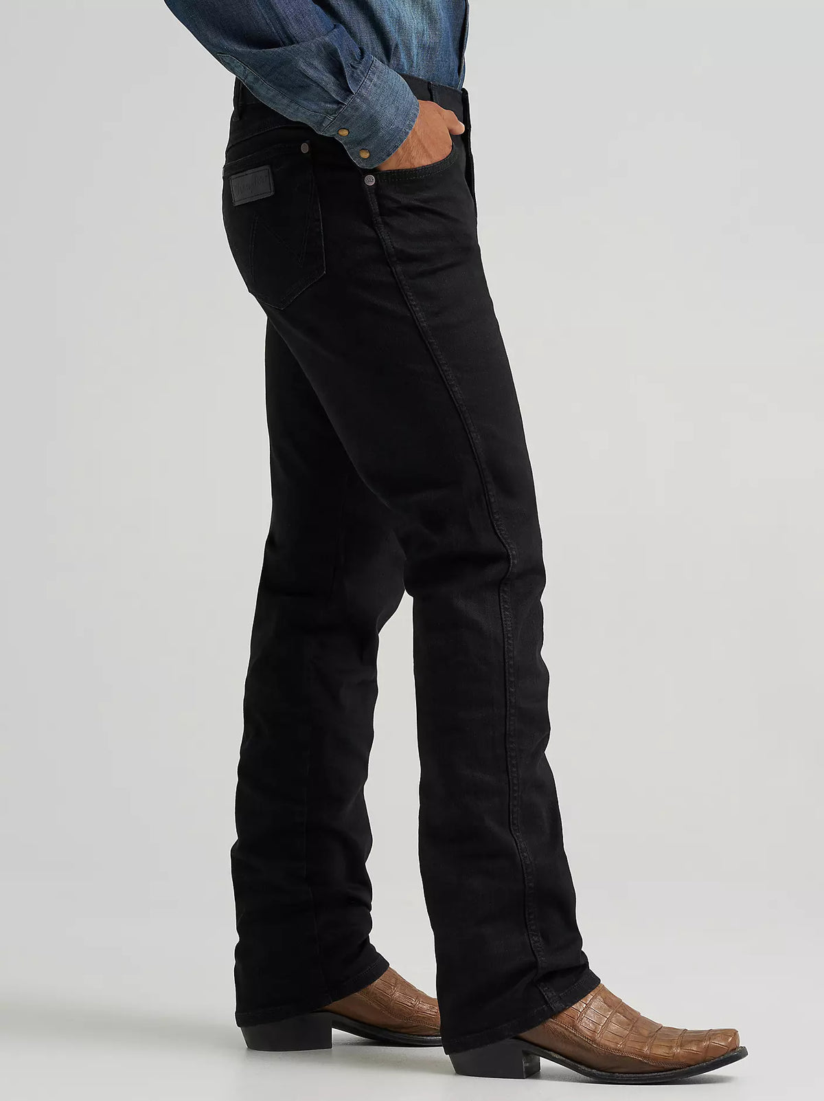 Wrangler® Retro® Men's Slim Straight Jean Blackwell