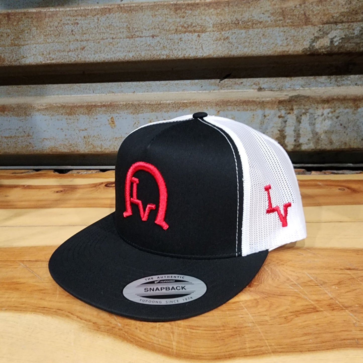 Los Vaqueros LV Logo in Horseshoe Snapback Black/White