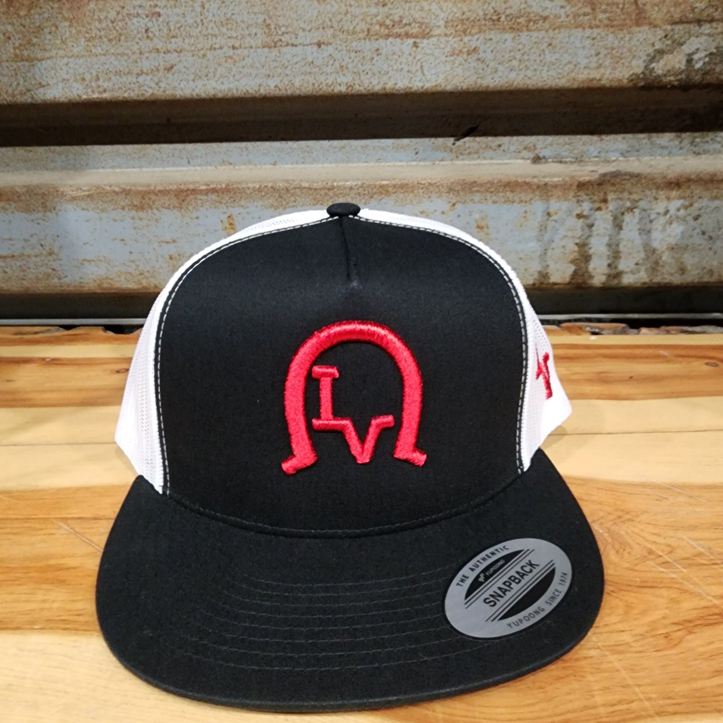 Los Vaqueros LV Logo in Horseshoe Snapback Black/White